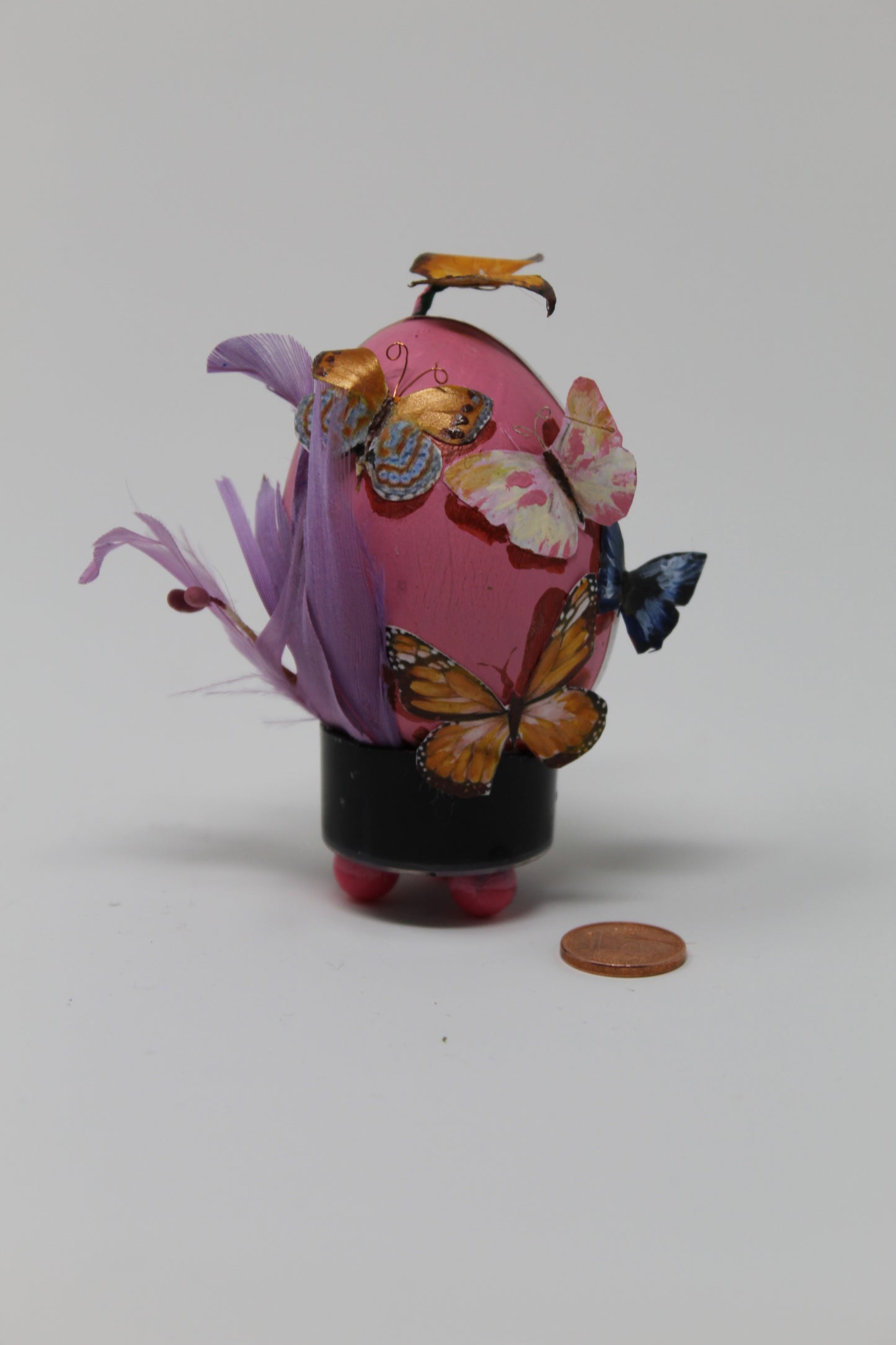 Uovo rosa con farfalle