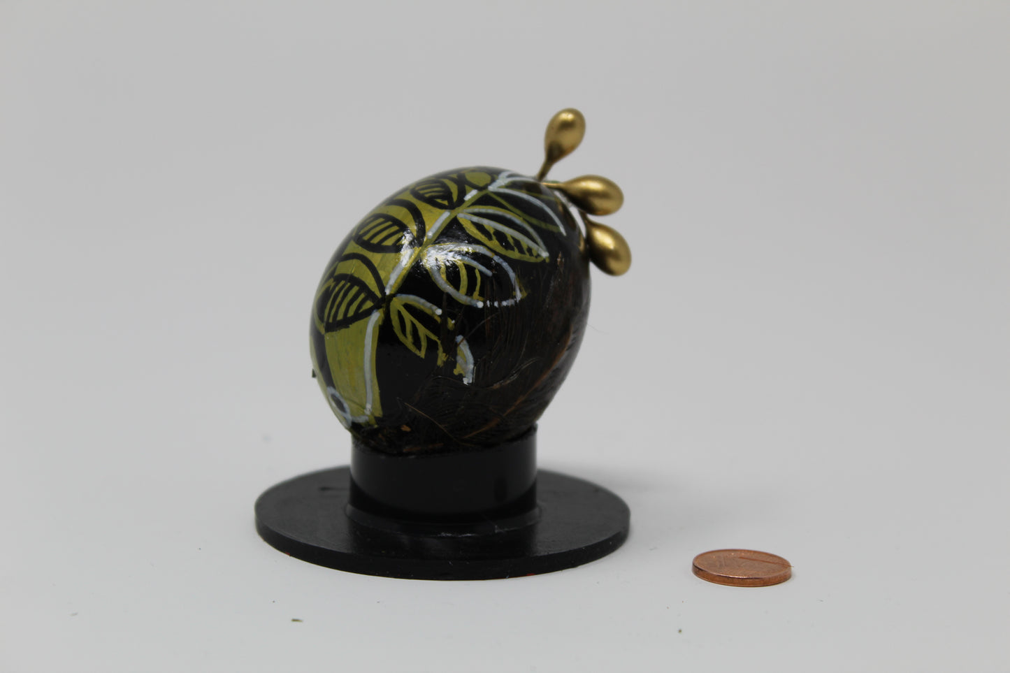 Uovo nero con foglie oro