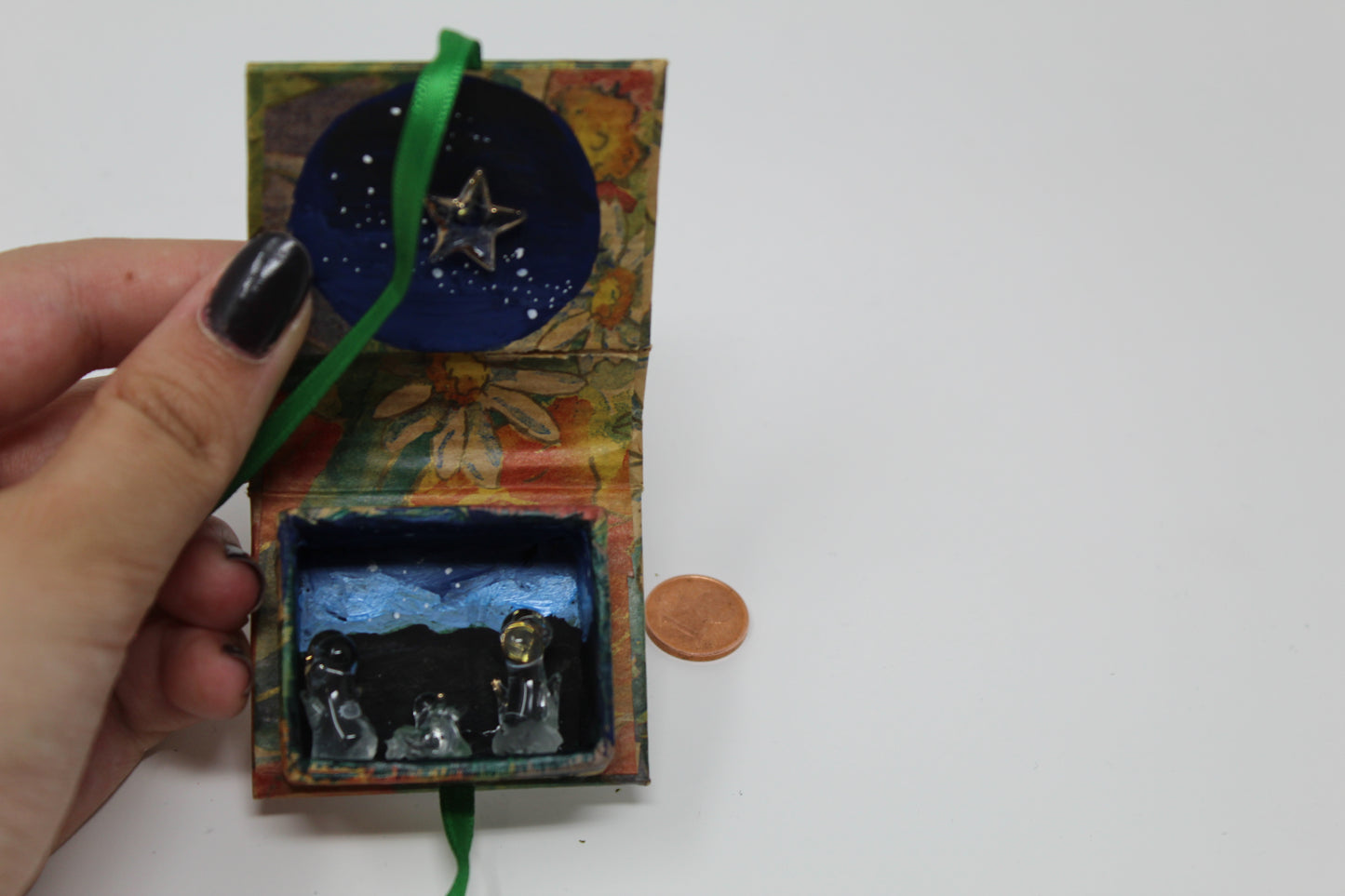 libro verde con chiusura a fiocco