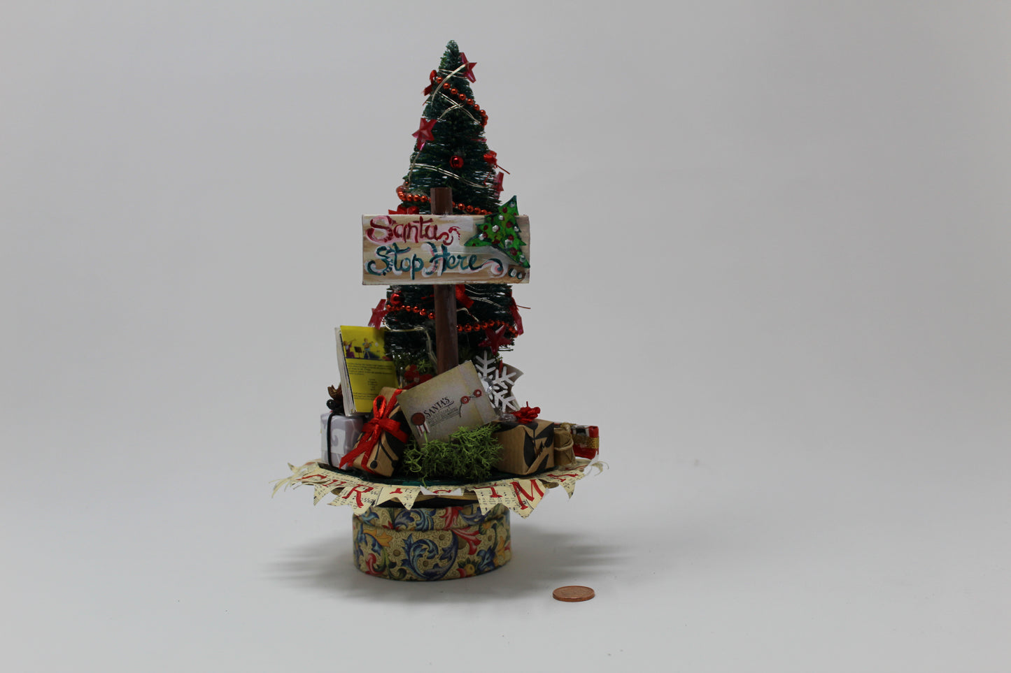 carillon albero con cartello di natale