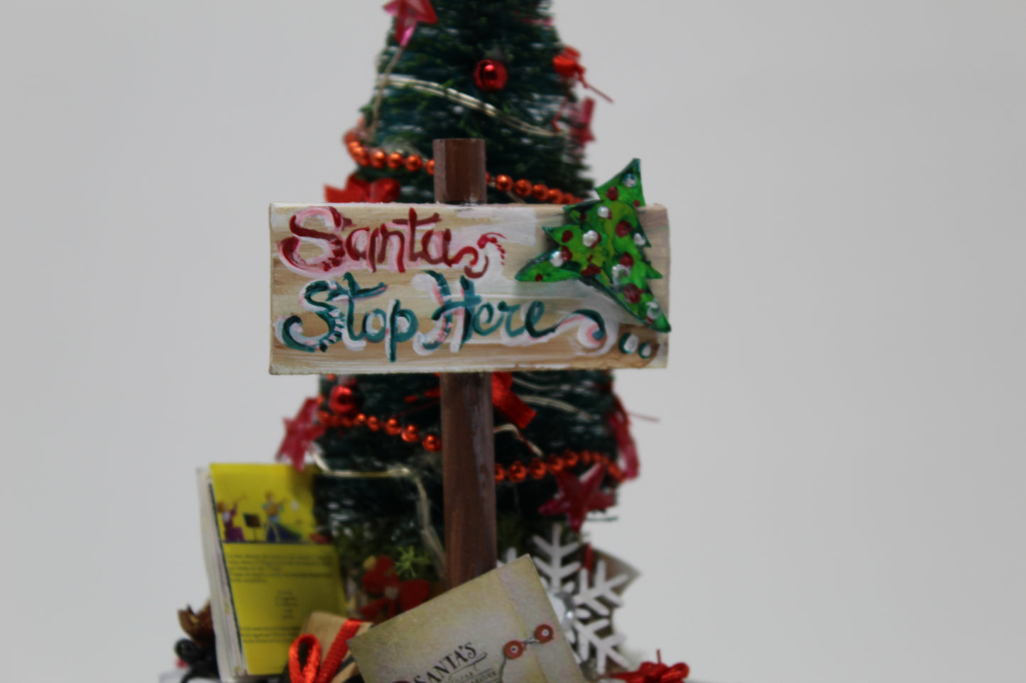 carillon albero con cartello di natale