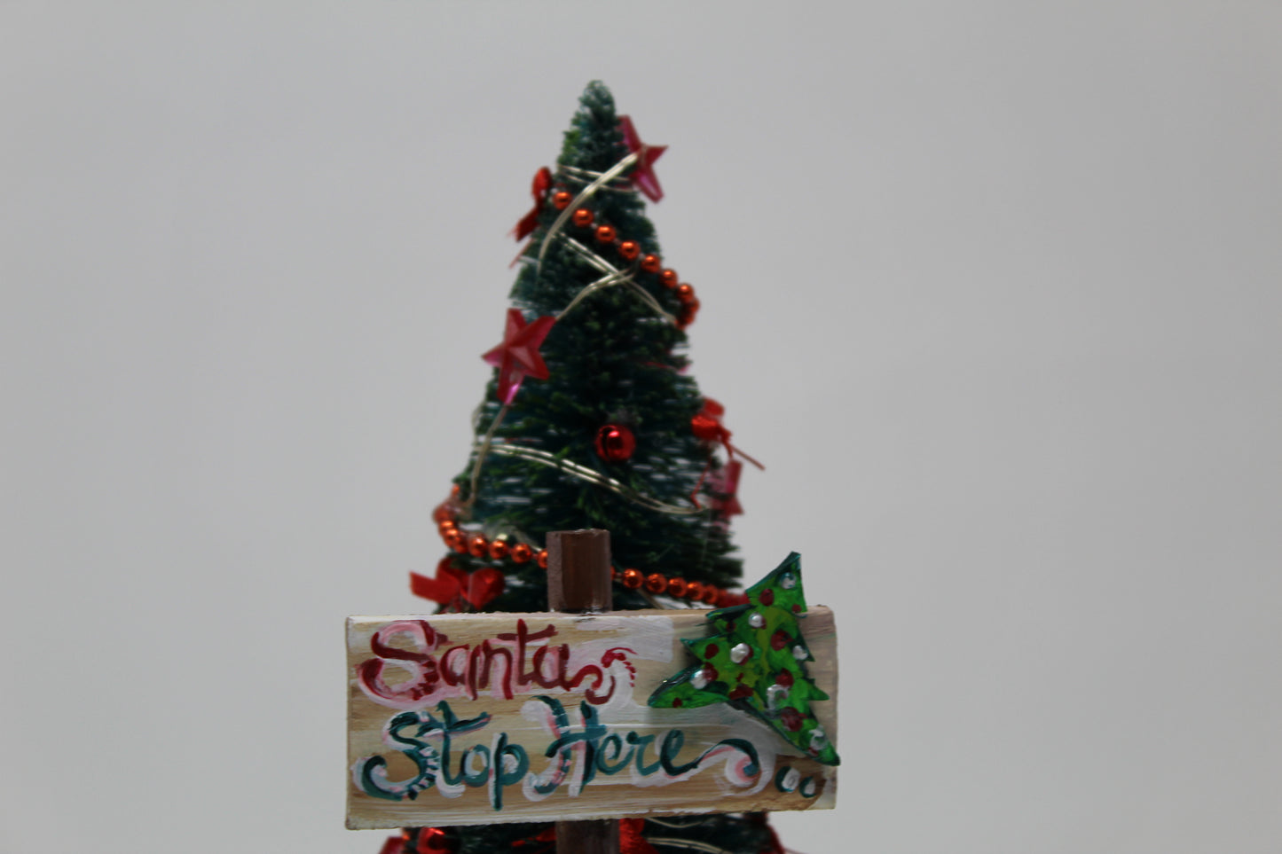 carillon albero con cartello di natale