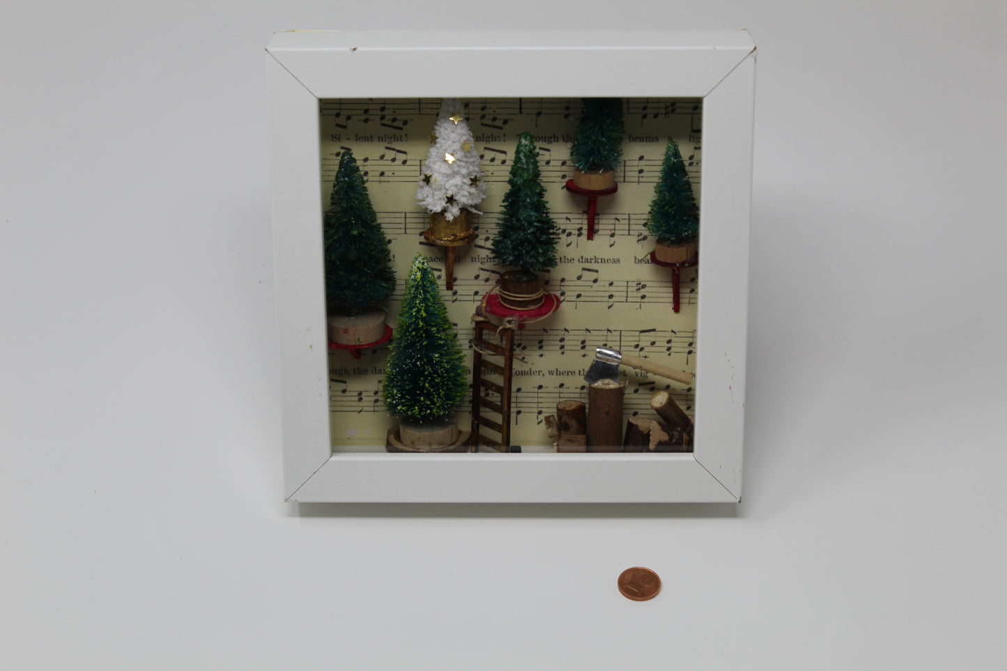 scatola bianca con note e alberi