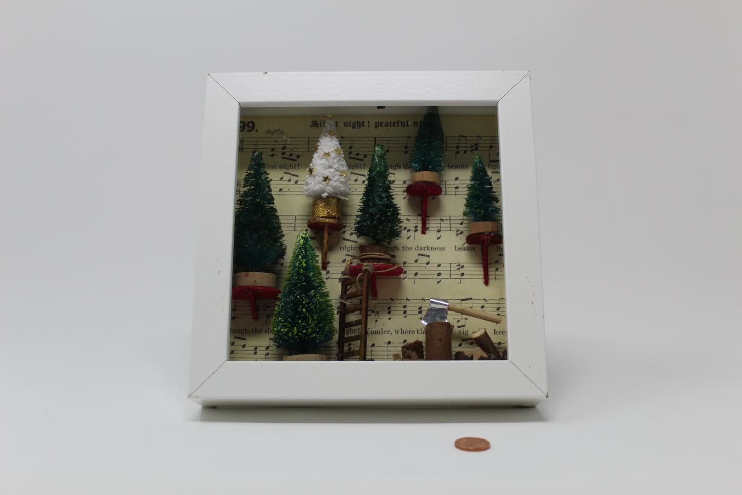 scatola bianca con note e alberi