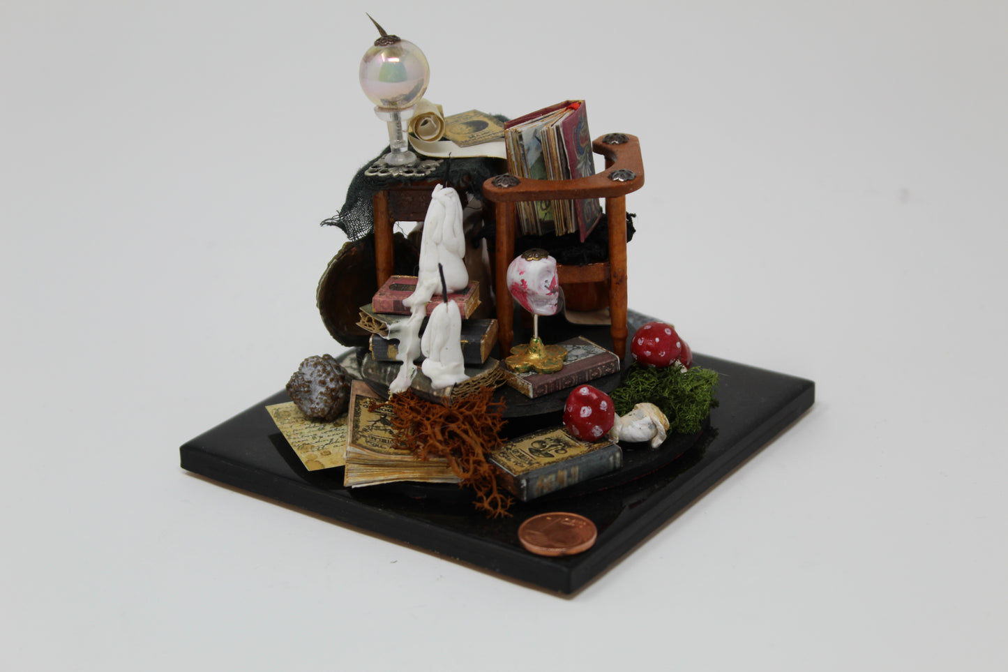 Base rotonda con funghi e libri