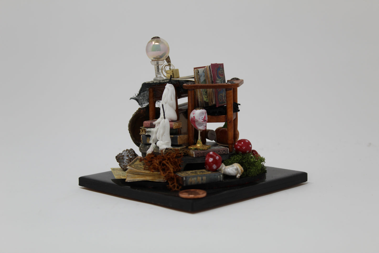 Base rotonda con funghi e libri