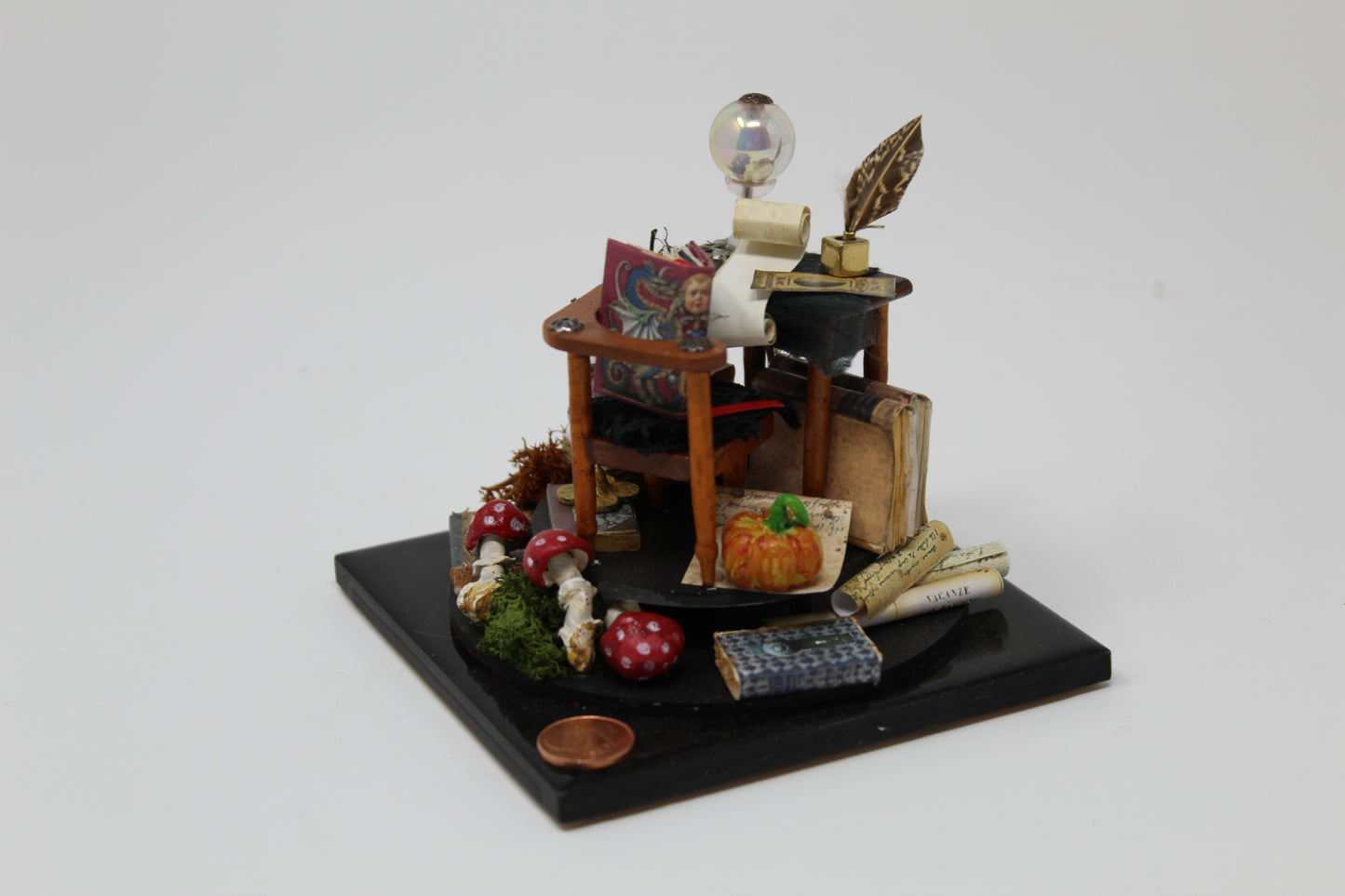 Base rotonda con funghi e libri