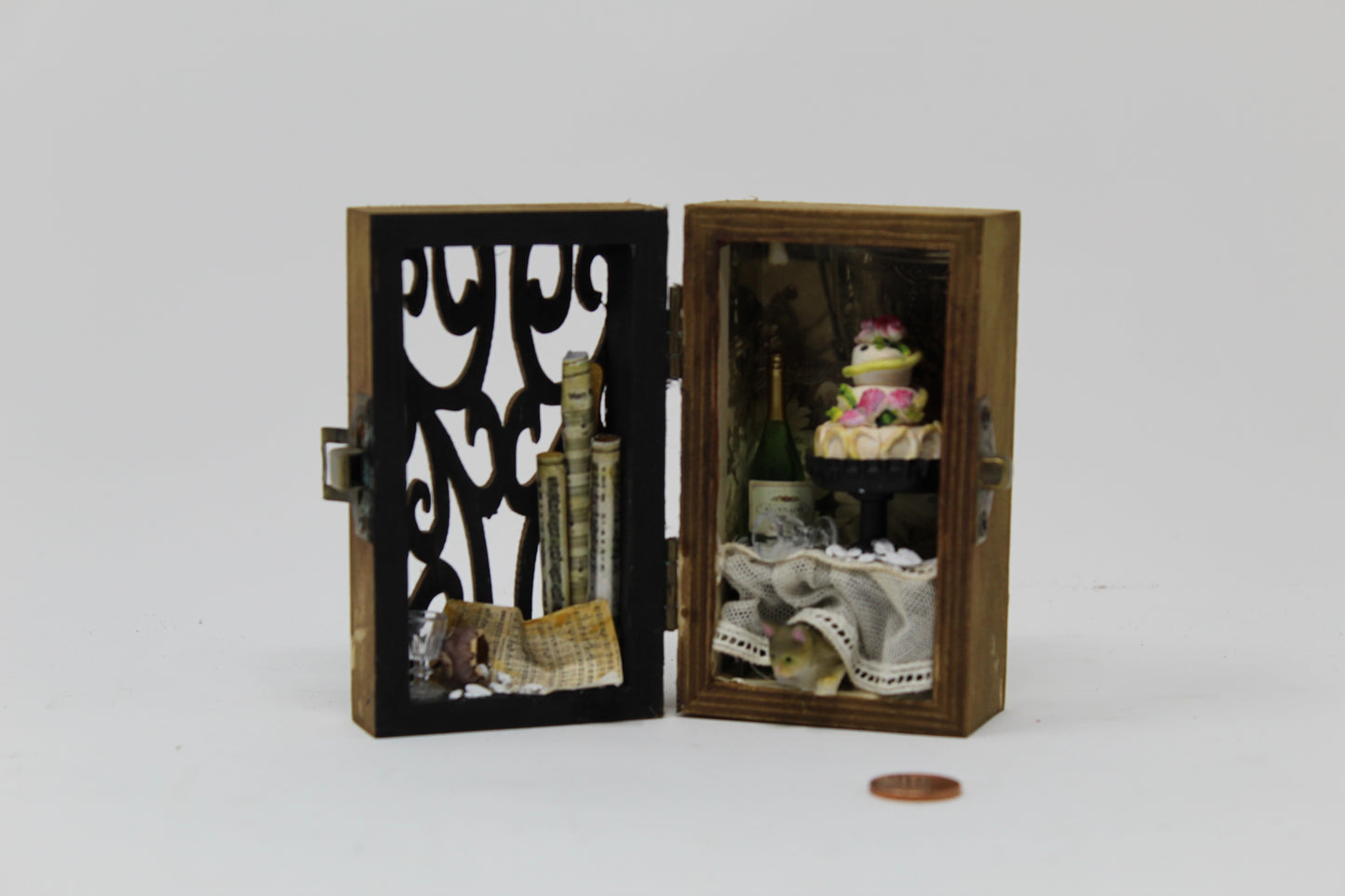 scatola bucata con pietanze interne