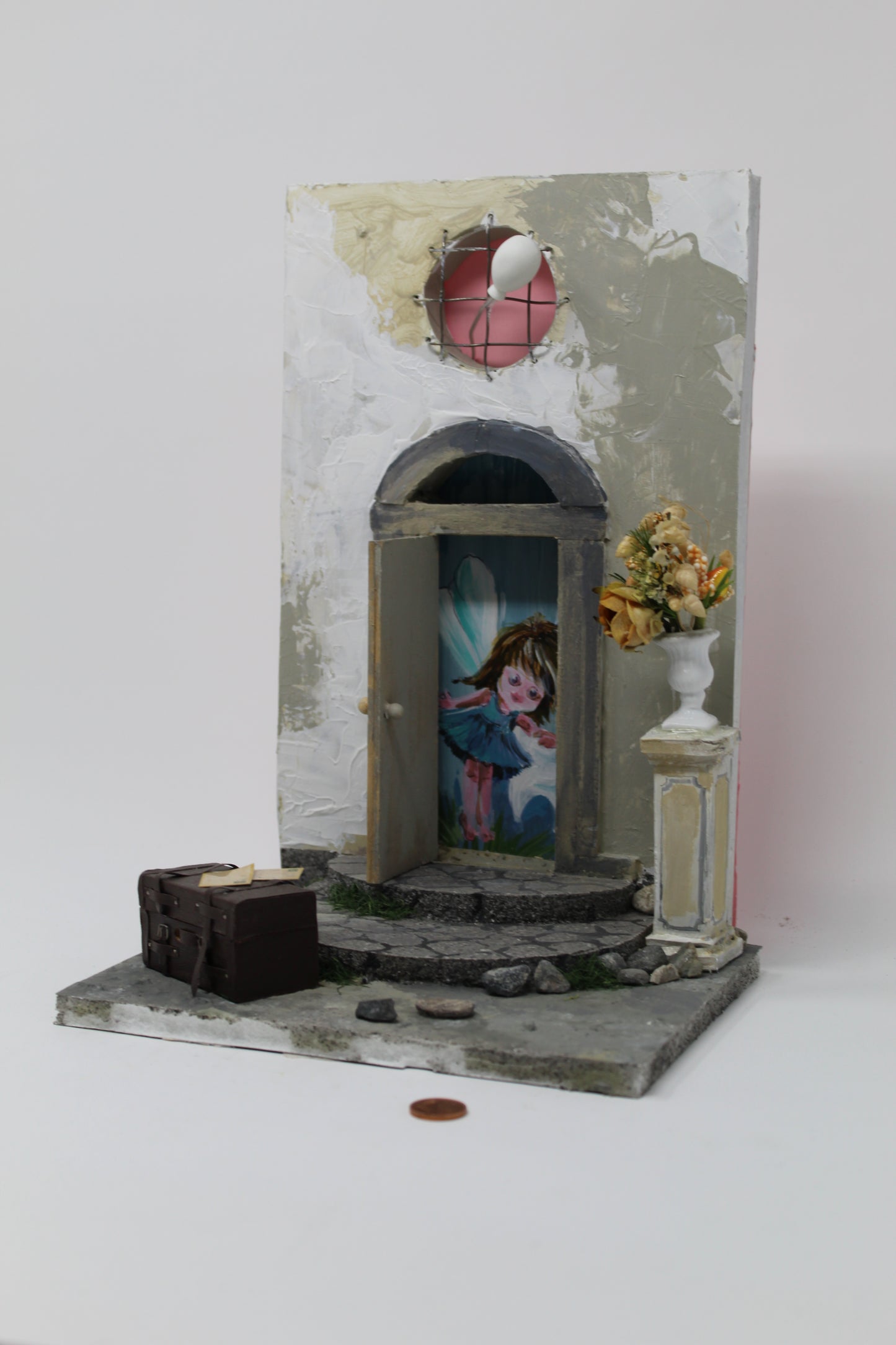 Porta e fatina con vaso