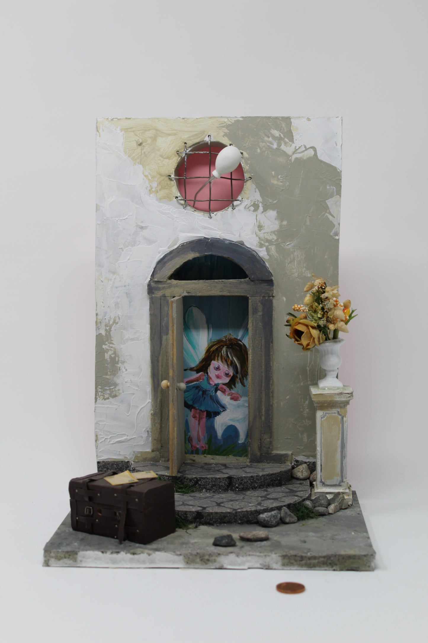 Porta e fatina con vaso