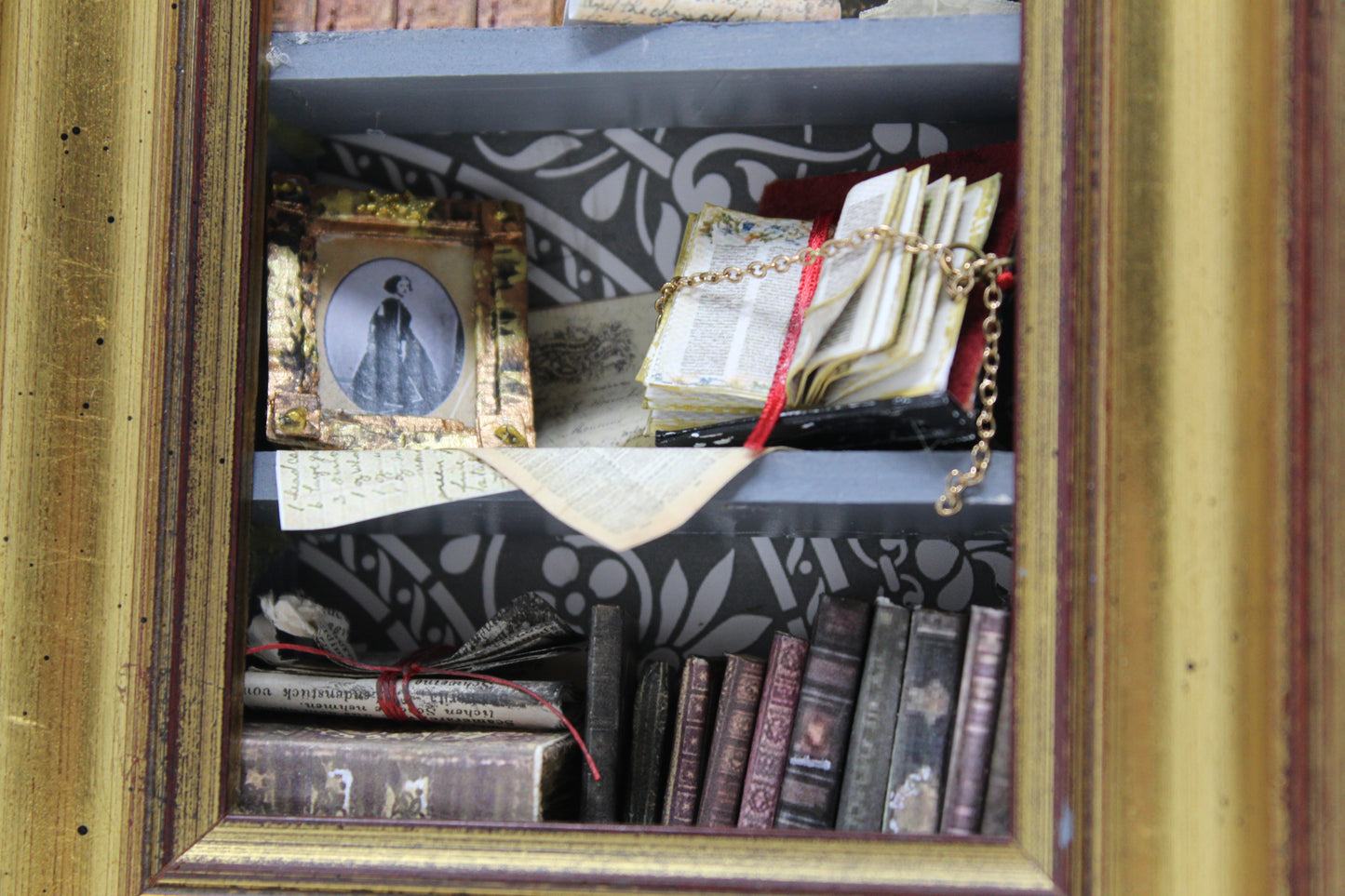 cornice oro con fiocco blu