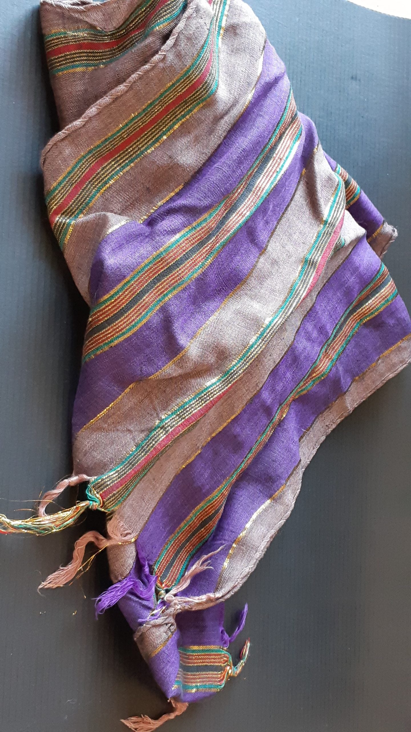 Sciarpa a righe viola e oro - NONèdabuttare