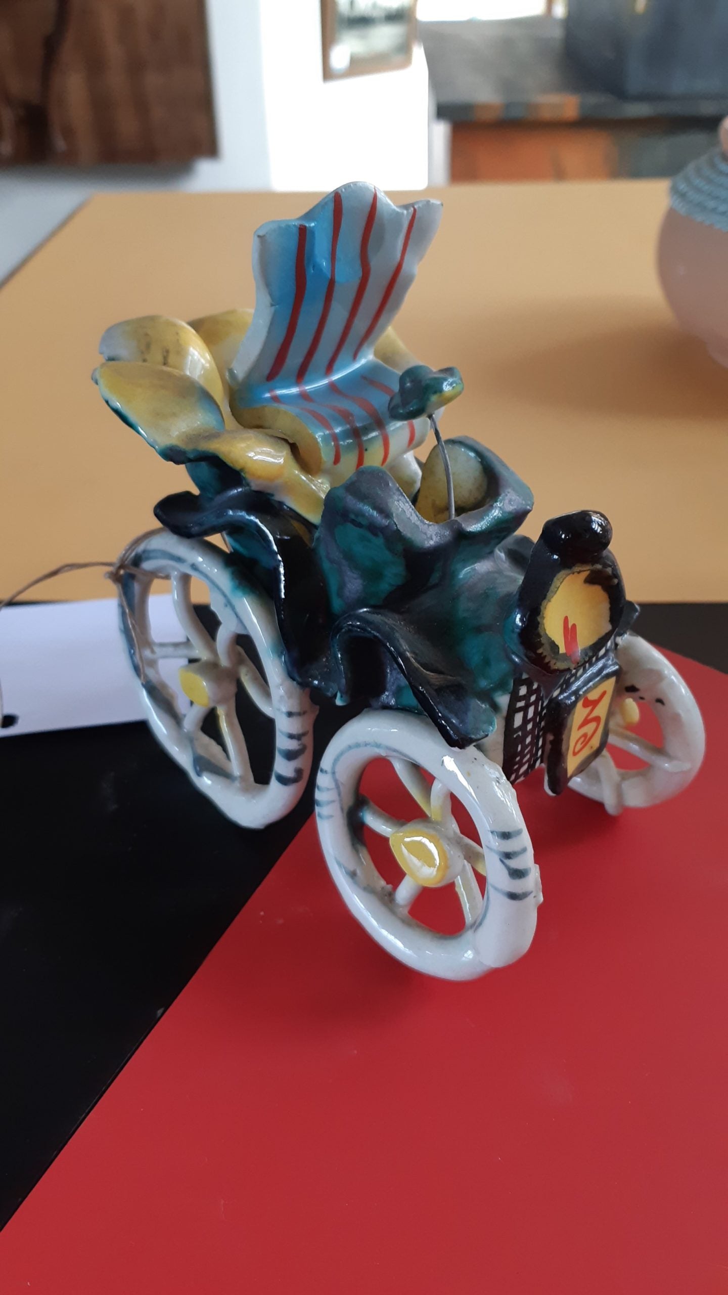 Soprammobile in ceramica anni '50 a forma di auto d'epoca - NONèdabuttare