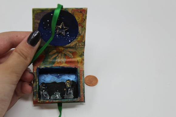 libro verde con chiusura a fiocco