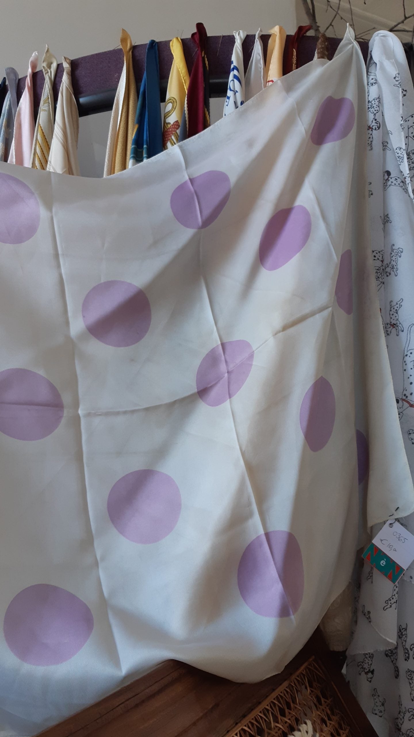 Foulard bianco a pois lilla - NONèdabuttare