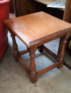 Tavolino in legno quadrato con gambe tornite - NONèdabuttare